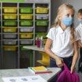 Bambini a scuola con mascherina, causa lockdown